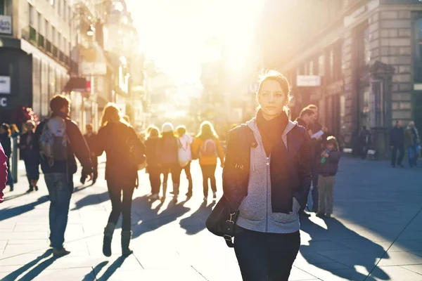 Stadtmädchen Das Aus Der Masse Heraussticht Gesundheit Ansteckung Coronavirus Winter — Stockfoto