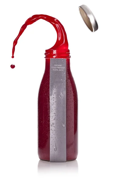 Bottiglia Succoso Liquido Rosso Con Etichetta Bianca Cappuccio Spuntato Isolato — Foto Stock