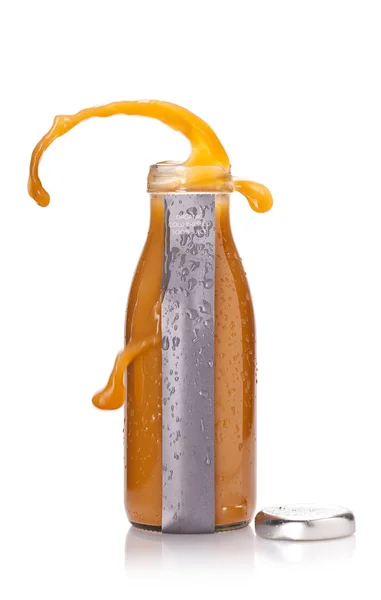 Flasche Saftige Orangefarbene Flüssigkeit Mit Leerem Etikett Und Aufgesprungenem Verschluss — Stockfoto