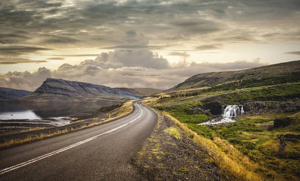아이슬란드의 풍경을 가로지르는 변덕스럽고 대기와 로열티 프리 스톡 이미지