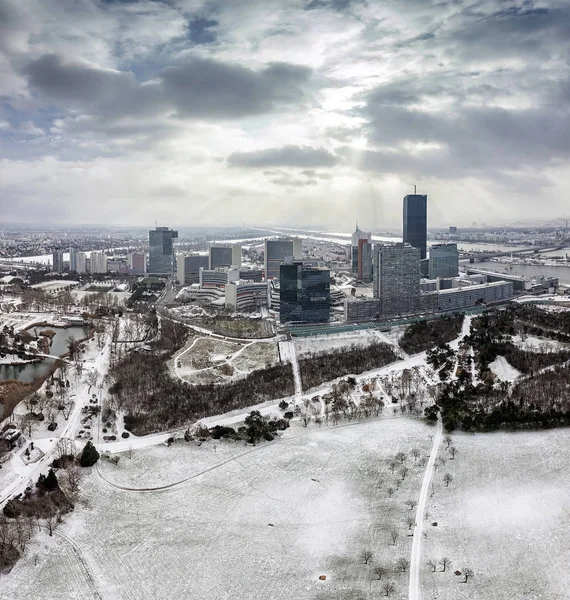 새로운 타워와 겨울에 다뉴브 다뉴브 비엔나의 스카이 2014 로열티 프리 스톡 사진
