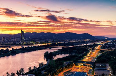 Gün batımında Tuna Nehri 'yle Viyana' da, otoyol no. A22 kavşağı ve Tuna Adası denen en ilginç halka açık dinlenme alanlarından biri.