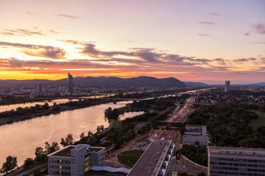 Yeni Tuna Nehri 'nde, karayolu no. A22, Tuna Adası denen halka açık dinlenme alanı ve arka planda Viyana Ormanı ve Kahlenberg