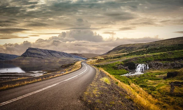 Дорога Через Сельский Пейзаж Огня Воды Исландии Капризной Драматичной Атмосфере — стоковое фото