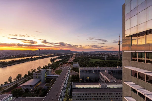 Schemering Aan Nieuwe Donau Met Snelweg A22 Het Openbare Recreatiegebied Rechtenvrije Stockafbeeldingen