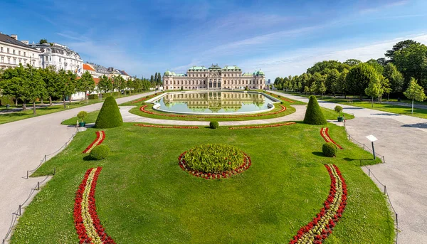 在一个阳光明媚的日子 在维也纳贝尔韦德雷宫的公共巴洛克公园门前 图库照片