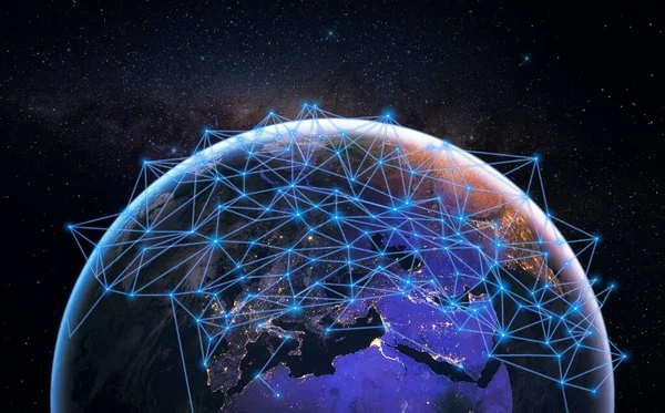 我们蓝色地球上的全球通信网络在太空中 全球无线信息交换和数字连接的概念 图库照片