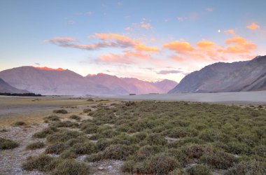 Hindistan 'ın Nubra Vadisi' nde gün batımının nefes kesici manzarası.
