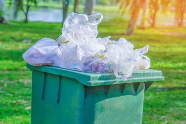Çöp bidonları parkta taşması: çevre kavramı
