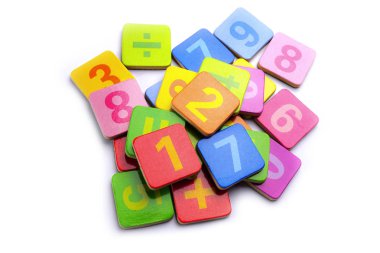 Matematik numarası beyaz arka plan üzerinde renkli: eğitim çalışma matematik öğrenme kavramı öğretmek.