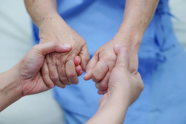 Держать Руки Азиатскую Пожилую Женщину Старшего Возраста Пожилую Женщину Пациентку — стоковое фото
