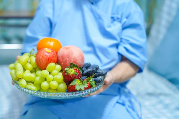 Asiático Seniores Idosos Senhora Paciente Segurando Várias Frutas Frescas Comida — Fotografia de Stock