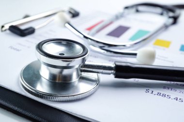 Stetoskop ve ABD Doları banknot grafik veya grafik kağıdı, mali, hesap, istatistik ve iş veri kavramı.