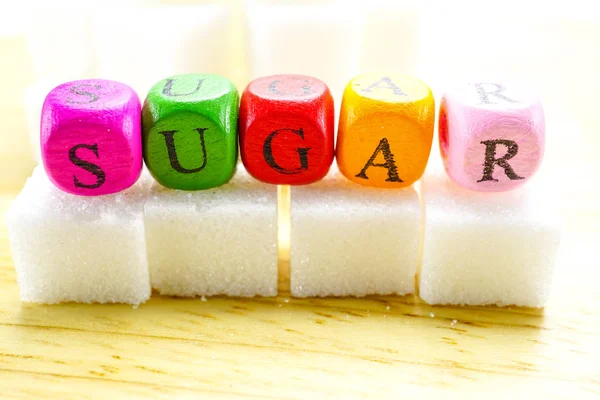 カラフルなアルファベットの高カロリーの甘い角砂糖 脂肪ダイエット健康食品コンセプト — ストック写真