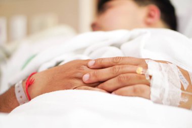 Bakım hastanesinde yatan tuzlu tuzlu su hattı asya hasta ile el hasta: sağlıklı güçlü tıbbi kavram 