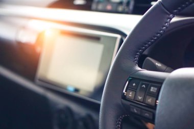 Yeni modern teknoloji arabanın önüne konsol.