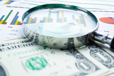 Cam ve ABD Doları banknot arka plan büyütme: hesap bankacılık, yatırım analitik araştırma veri ekonomi, ticaret, iş Şirket kavramı.