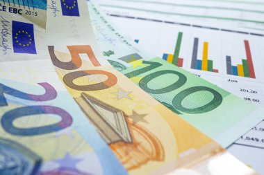 Euro banknot para grafik grafik elektronik kağıt üzerinde. Finansal Kalkınma, banka hesabı, istatistik, yatırım analitik araştırma veri ekonomi, ticaret, ofis raporlama iş Şirket toplantı kavramı.