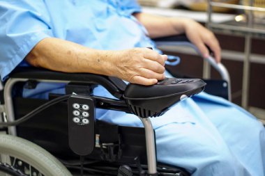 Asya kıdemli veya yaşlı yaşlı kadın kadın hasta hastane koğuşunda hemşirelik, uzaktan kumanda ile elektrikli tekerlekli sandalye üzerinde: sağlıklı güçlü tıp kavramı 