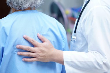 Doktor el ele tutuşuyor Asyalı yaşlı yaşlı kadın hasta sevgi, ilgi, yardım, cesaret ve empati ile hemşire hastanesi koğuşunda: sağlıklı güçlü tıbbi konsept 