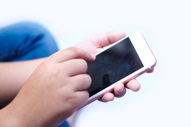 Dijital cep telefonu ve okuma e-postalar, kullanarak onun elinde tutan çocuk çocuk yakışıklı çalışma, eğitim ve tatil otururken çizgi film izle.