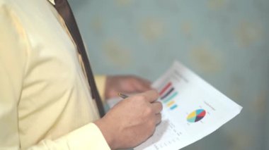 Genç iş akıllı Yöneticisi yeni başarılı başlangıç projesi ile çalışma analiz grafik planı: bankacılık, hesap, yatırım analitik araştırma veri ekonomi, Şirket kavramı ticaret.