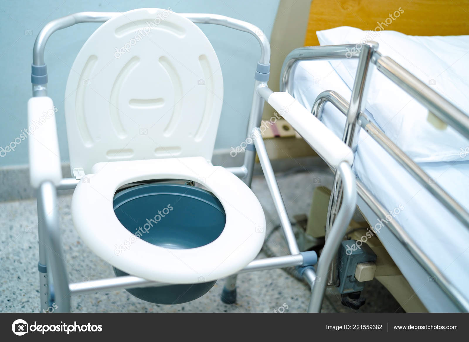 klap serie hårdtarbejdende Kommode Stol Eller Mobil Toilet Kan Bevæge Sig Soveværelset Eller —  Stock-foto © chormail@hotmail.com #221559382