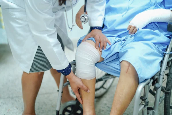 Arzt Check Knie Mit Verband Rollstuhl Asiatische Seniorin Oder Ältere — Stockfoto