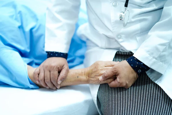 Dokter Holding Ontroerende Handen Aziatische Senior Ouderen Oude Dame Vrouw — Stockfoto