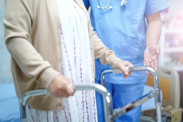 Enfermera Asiática Fisioterapeuta Médico Cuidado Ayuda Apoyo Anciano Anciana Anciana — Foto de Stock