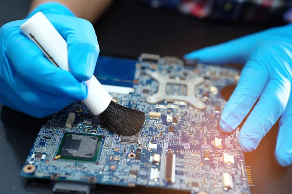 Asiático Técnico Reparação Limpeza Micro Circuito Sujo Placa Principal Computador — Fotografia de Stock