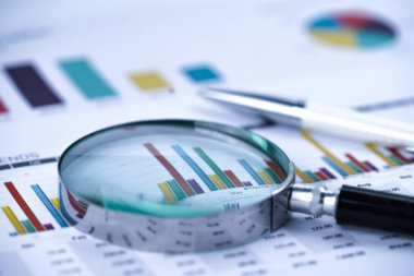 Büyüteç listelerinde elektronik kağıt grafikler. Finansal Kalkınma, banka hesabı, istatistikler, yatırım analitik araştırma veri ekonomi, borsa ticaret, iş ofis şirket toplantı kavramı.