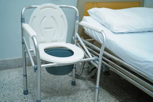 Commode座椅或移动式卫生间可在卧室或任何地方移动 适合老年残疾人或患者 健康强的医疗理念 — 图库照片