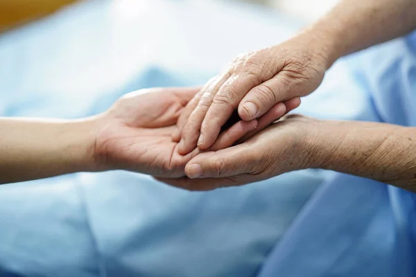 Holding Aanraken Handen Aziatische Senior Ouderen Oude Dame Vrouw Patiënt Rechtenvrije Stockfoto's