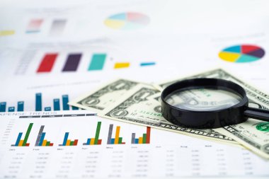 Büyüteç listelerinde elektronik kağıt grafikler. Finansal Kalkınma, banka hesabı, istatistikler, yatırım analitik araştırma veri ekonomi, borsa ticaret, iş ofis şirket toplantı kavramı.