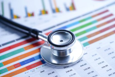 Stetoskop, Grafikler ve Grafikler elektronik tablo kağıdı, Finans, Hesap, İstatistik, Yatırım, Analitik araştırma veri ekonomisi elektronik tablosu ve İşletme şirketi konsepti.