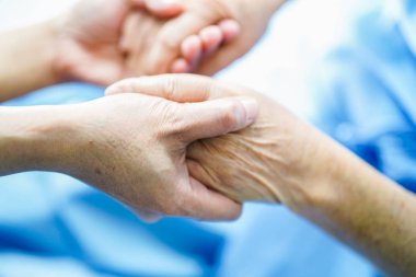 Holding dokunmadan eller Asya kıdemli veya yaşlı yaşlı kadın kadın hasta ile sevgi, bakım, yardım, teşvik ve hastane koğuşunda Hemşirelik, empati: sağlıklı güçlü tıp kavramı 