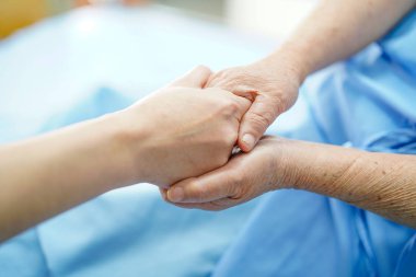 Holding dokunmadan eller Asya kıdemli veya yaşlı yaşlı kadın kadın hasta ile sevgi, bakım, yardım, teşvik ve hastane koğuşunda Hemşirelik, empati: sağlıklı güçlü tıp kavramı 