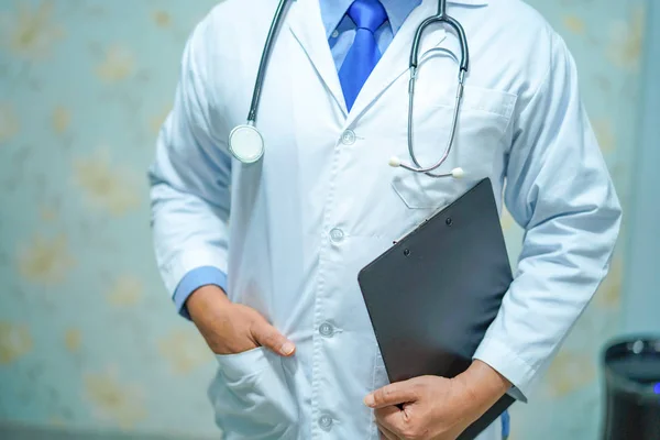 Médico Com Estetoscópio Para Verificar Paciente Enfermaria Hospital Conceito Médico — Fotografia de Stock