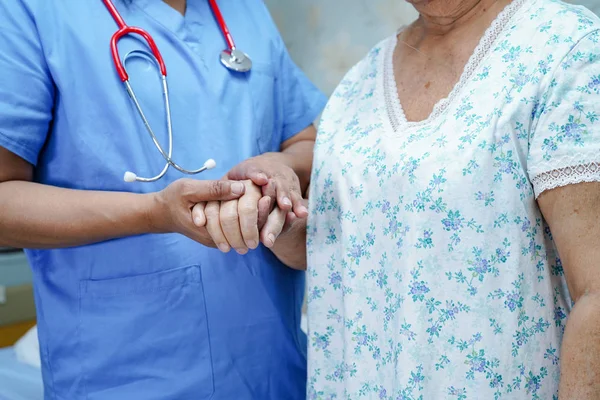 Enfermera Asiática Fisioterapeuta Médico Cuidado Ayuda Apoyo Anciano Anciana Anciana —  Fotos de Stock