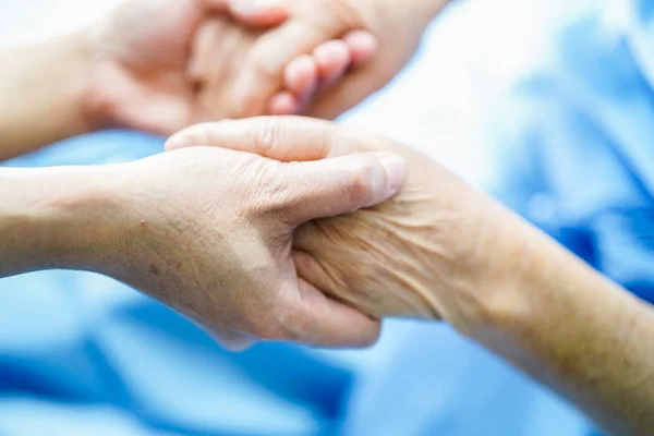 Holding Aanraken Handen Aziatische Senior Ouderen Oude Dame Vrouw Patiënt — Stockfoto