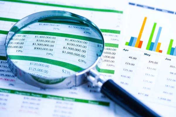 Förstoringsglas Diagram Diagram Kalkylblad Papper Finansiella Utveckling Bankkonto Statistik Investeringar — Stockfoto