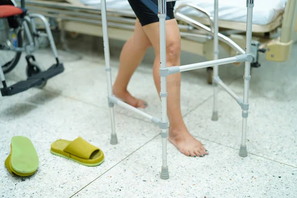 Aziatisch Vrouw Van Middelbare Leeftijd Patiënt Vallen Woonkamer Omdat Gladde — Stockfoto