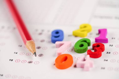 Matematik sembolü ve kalem yanıt sayfa arka plan: eğitim çalışma matematik öğrenme kavramı öğretmek.