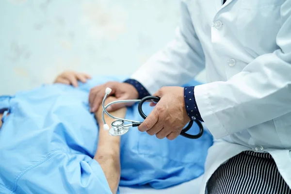 Holding Aanraken Handen Aziatische Senior Ouderen Oude Dame Vrouw Patiënt — Stockfoto