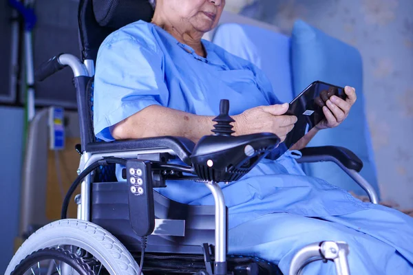 Ázsiai Vezető Vagy Idős Hölgy Beteg Kórházi Osztályon Szoptató Távirányítóval — Stock Fotó