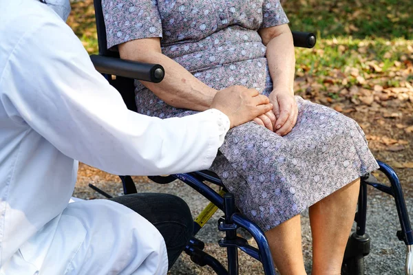 Ázsiai Vezető Vagy Idős Hölgy Beteg Kerekesszék Parkban Egészséges Erős — Stock Fotó