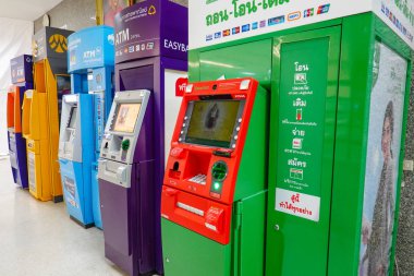 Bangkok, Tayland - 1 Mayıs 2019 : Atm renkli makine Satır para transferi finans, banka ve insan kavramı çekmek için.