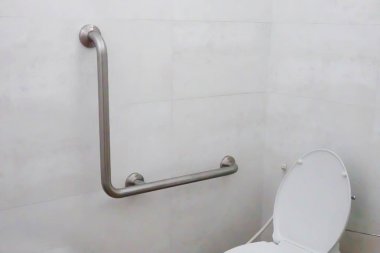 Hemşirelik hastanesi koğuşunda tuvalet banyosunda güvenlik kolu: sağlıklı güçlü tıbbi kavram. 