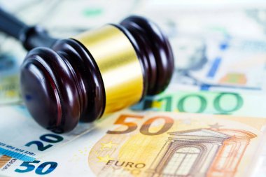 Euro banknotları üzerinde Yargıç çekiç